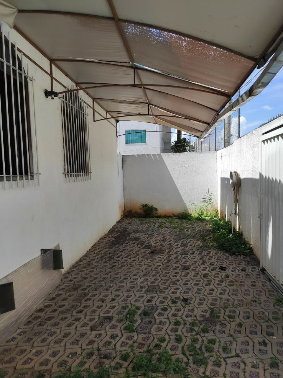 VENDO CASA COM PISCINA-JARDIM CAMBUÍ